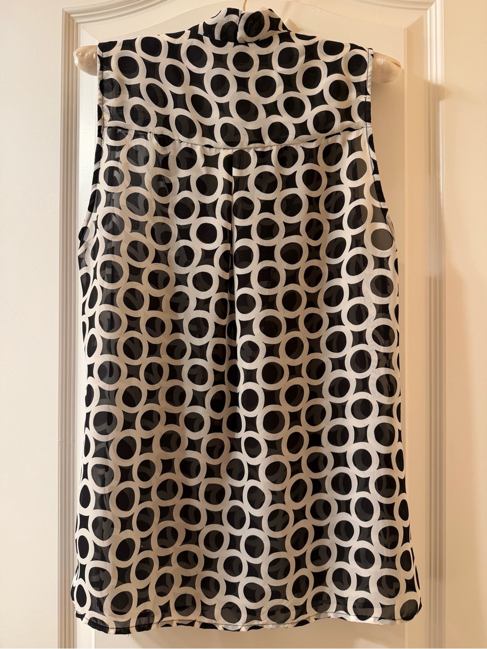 ECI Black and White Sleeveless Top Geometric Circle-Print - Picture 4 of 6